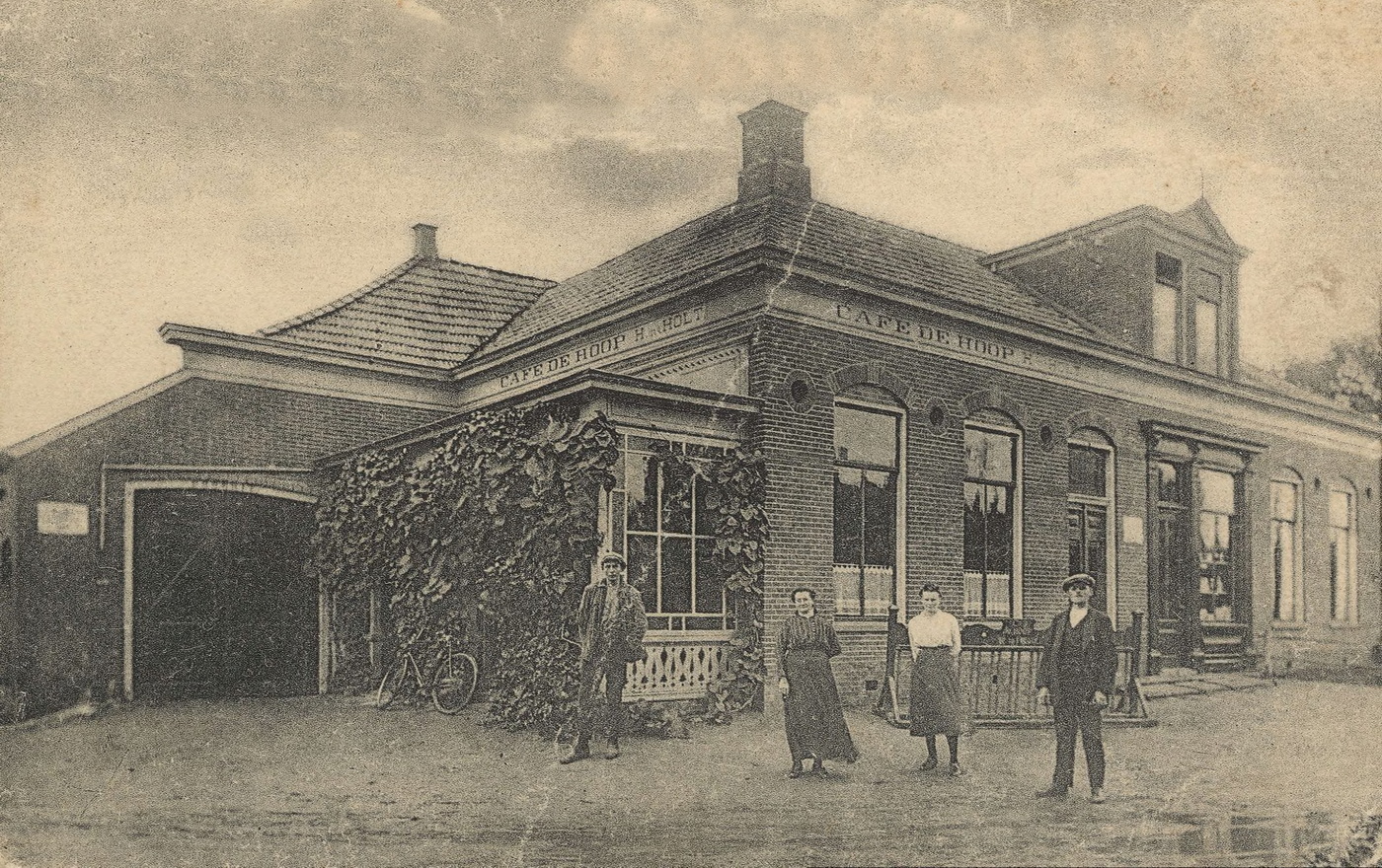 Afbeelding: ansichtkaart Café 'De Hoop', H. in 't Holt, 'Ruime doorrit en stalling', 1905-1915, Hoofdweg. Bron: RHC GA, Groninger Archieven, Beeldbank Groningen.